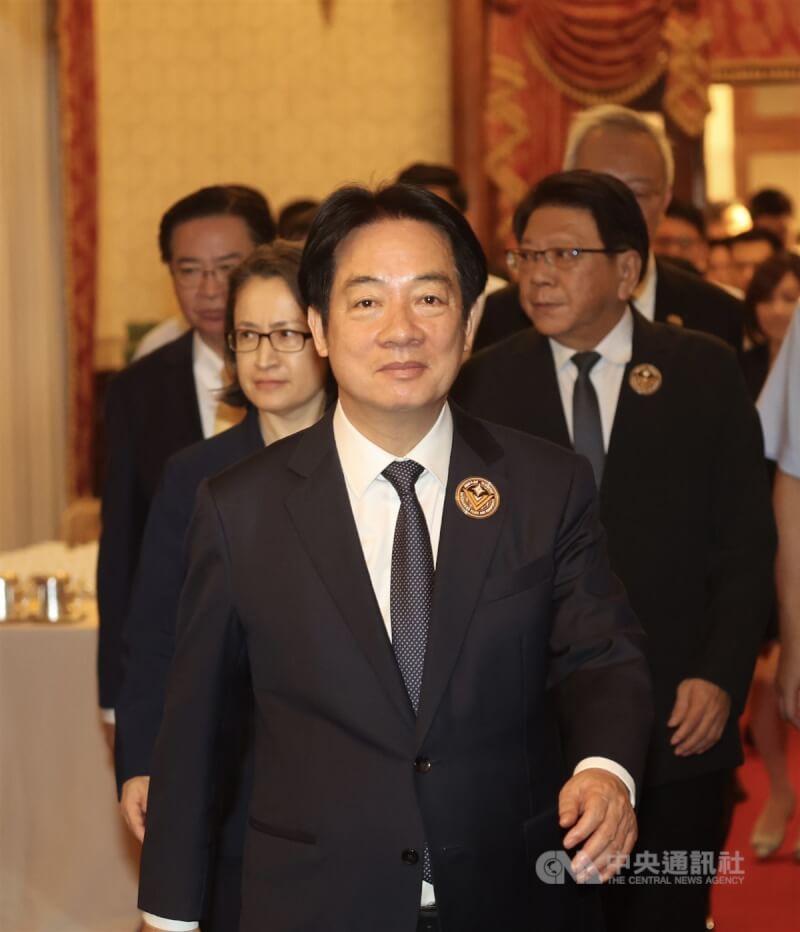 歐戰勝利80週年紀念茶會8日上午在台北賓館舉行,總統賴清德(前中)、副總統蕭美琴(後中)等人出席。中央社記者王飛華攝 114年5月8日
