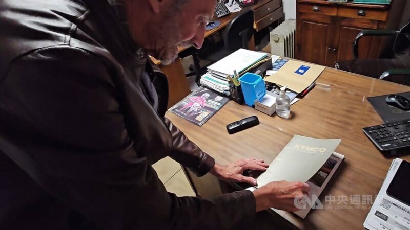 阿根廷資深經銷商卡德隆(Roberto Calderon)展示台灣光陽(KYMCO)90年代的產品型錄,這本保存近30年的型錄,見證了他將光陽機車引進阿根廷的起點,也記錄著阿根廷機車市場的變遷。中央社記者黃韻如布宜諾斯艾利斯攝 114年5月8日