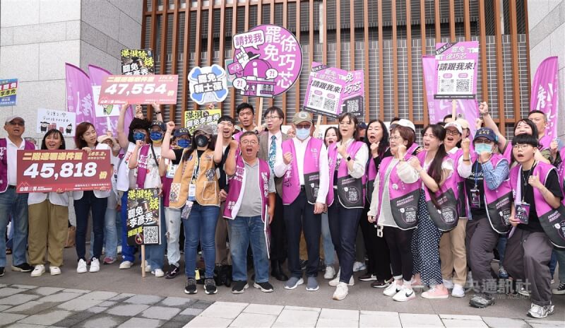 罷免國民黨立法委員王鴻薇、賴士葆與徐巧芯的團隊8日上午到台北市選委會送交第2階段連署書,並在大門前振臂喊聲。中央社記者張新偉攝 114年5月8日