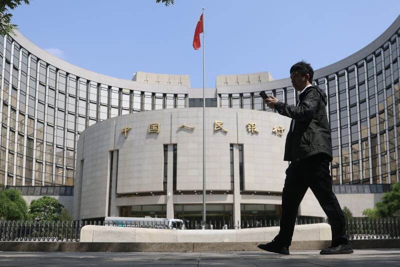中國人民銀行宣布,8日起,下調公開市場7天期逆回購操作利率0.1個百分點。(中新社)