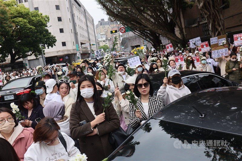 剴剴案引發社會關注,行政院會8日通過「兒童托育服務法」草案,重點包含居家托育執業資格調整、強化托育機構管理,以及強化不當對待處理機制等。圖為民眾3月間就剴剴案開庭到台北地院外陳情。(中央社檔案照片)