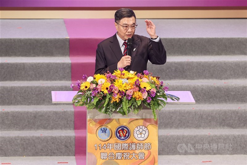 國際護師節及母親節將至,行政院長卓榮泰8日指出,政府會持續推動完善的育兒支持與職場友善環境政策,並為所有護理人員建構維護工作尊嚴及職場安全的環境。圖為卓榮泰7日出席114年國際護師節聯合慶祝大會。(中央社檔案照片)