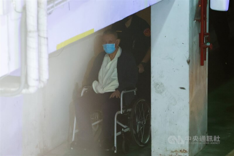 台北地方法院審理京華城案8日再開審理庭,提訊在押的威京集團主席沈慶京(前),法警以輪椅推著他進入法院。中央社記者王騰毅攝 114年5月8日