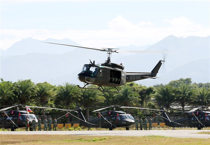 軍方檢整數架庫存的UH-1H直升機,並由外交部援贈南美洲友邦巴拉圭。圖為2019年陸軍舉辦UH-1H除役紀念活動。(中央社檔案照片)