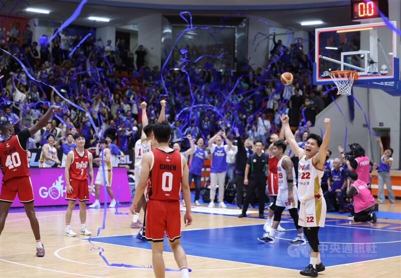 2025第22屆SBL超級籃球聯賽5戰3勝制總冠軍賽8日在裕隆集團籃球隊(白衣)3連勝中畫下句點,裕隆成功達成隊史第2度3連霸,比賽結束瞬間,場邊也拋下藍色彩帶為球員喝采。中央社記者張新偉攝 114年5月8日