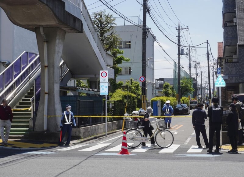 日本東京都一所小學遭2男闖入,已被教職員壓制,警方在學校周邊實施交通管制。(共同社)