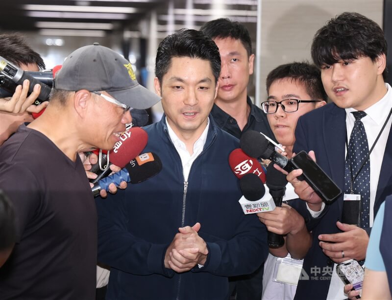 罷免國民黨立委王鴻薇、賴士葆與徐巧芯團隊8日到台北市選委會,送交第2階段連署書;台北市長蔣萬安(中)上午與信義區里長座談前被媒體堵訪表示,一定與5席台北選出的國民黨籍立委共同努力、並肩作戰。中央社記者張新偉攝 114年5月8日