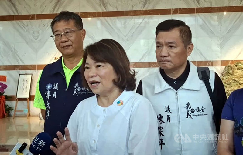 嘉義市政府多年持續爭取嘉義輕軌,市長黃敏惠(中)8日接受媒體聯訪表示,希望行政院長卓榮泰正面回應說明。中央社記者黃國芳攝 114年5月8日