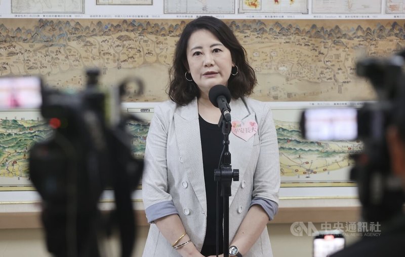 國民黨主席朱立倫批評總統賴清德像希特勒,德國在台協會發文表示不應為政治扭曲歷史。民進黨立法院黨團幹事長吳思瑤8日說,朱立倫「逢賴必反」、比喻不倫不類,恐觸怒整個歐洲國家,也破壞台灣國際形象。中央社記者郭日曉攝 114年5月8日