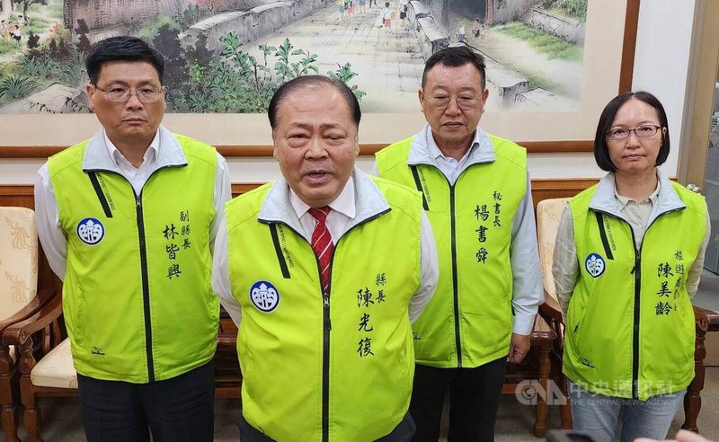 澎湖國際海上花火節無人機展演喊卡引議,澎湖縣長陳光復(左2)8日表示,國內只有2家為無人機「非紅供應鏈」廠商,由於另家業者檔期太滿,經協調只有19日起1個月時間有空檔,因此決定19日起至6月19日間10場次無人機展演將重新起飛。中央社 114年5月8日