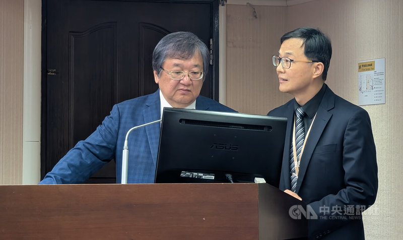 立法院社會福利及衛生環境委員會邀請衛福部長邱泰源(左)就「長照2.0執行情形檢討及3.0未來規劃」、「澳洲進口豬腳驗出含萊克多巴胺,如何加強肉品食安查驗,讓民眾放心」進行專題報告並備質詢。右為食藥署長姜至剛。中央社記者曾以寧攝 114年5月8日