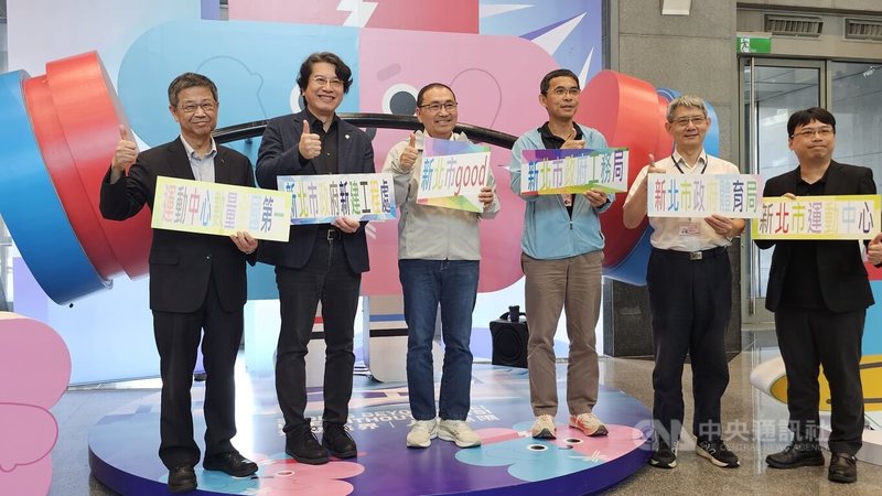 新北市特色國民運動中心建設成果展8日舉辦開幕儀式,市長侯友宜(左3)等人出席。中央社記者王鴻國攝 114年5月8日