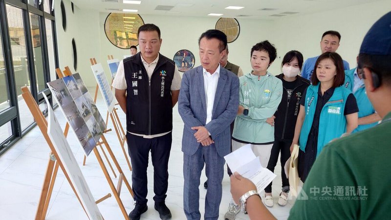 嘉義縣水上鄉全民運動館近日峻工,縣長翁章梁(前左2)、水上鄉長林緗亭(前左3)、鄉民代表會主席王國智(前左1)等人8日前往視察,聽取設計監造單位簡報。中央社記者蔡智明攝 114年5月8日