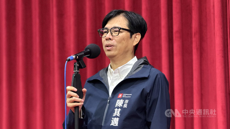 有臉書粉專指高雄市長陳其邁曾批前行政院長江宜樺是希特勒。陳其邁8日在高雄市議會接受媒體聯訪表示,維護民主自由的體制,才是真正重點。中央社記者蔡孟妤攝 114年5月8日