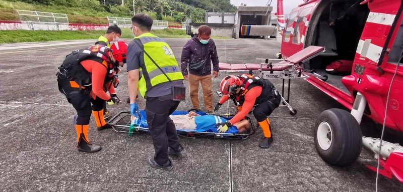 「能勝財2號」漁船8日凌晨在蘭嶼外海捕抓黑鮪魚,林姓船長疑中風,漁船緊急停靠蘭嶼開元港,由空勤總隊黑鷹直升機將林姓船長接送到台東就醫。(空勤總隊提供)中央社記者盧太城台東傳真 114年5月8日