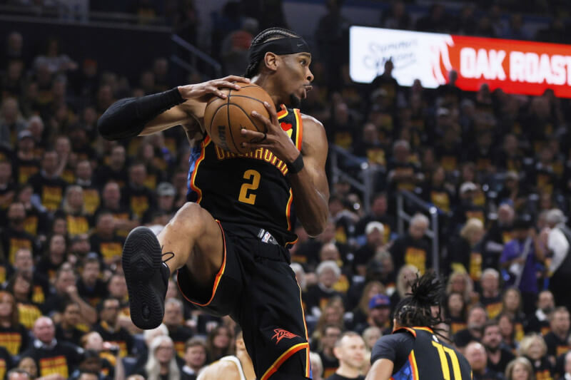 NBA奧克拉荷馬雷霆8日迎戰丹佛金塊,靠著亞歷山大(持球者)拿下全場最高的34分,以149比106輕取金塊。(美聯社)
