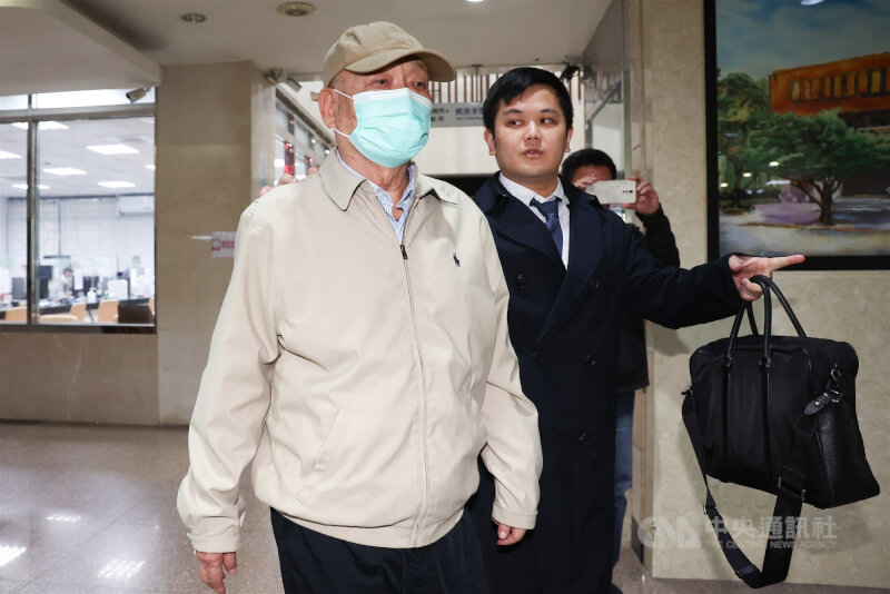 圖為去年12月前鼎越開發公司董事長朱亞虎(左)出庭應訊。(中央社檔案照片)