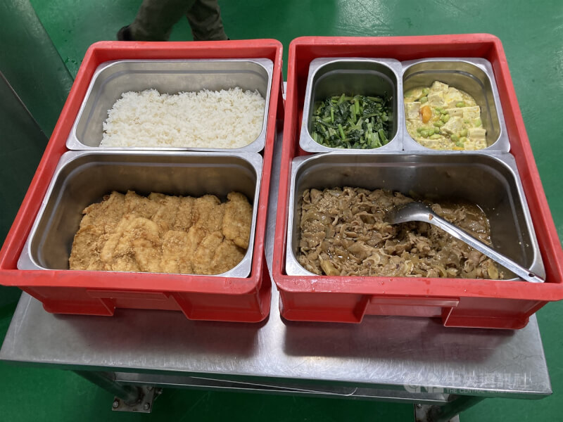 圖為學校中央廚房供應餐食。(中央社檔案照片)