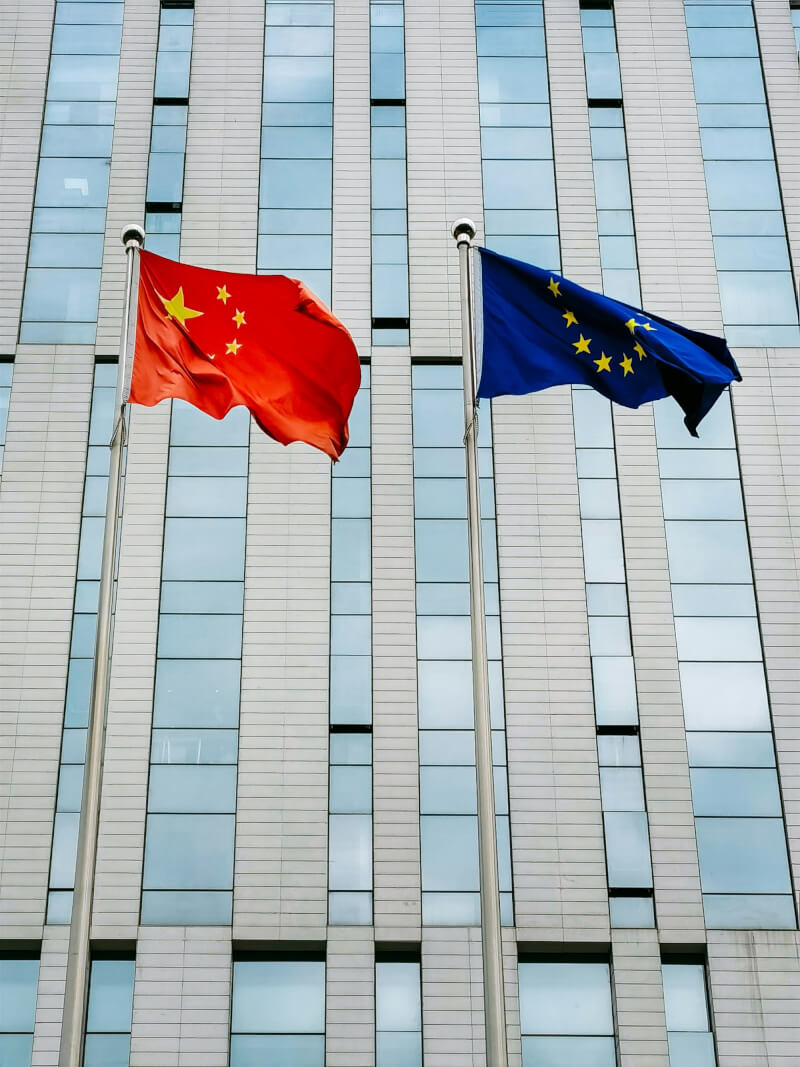 圖為歐盟旗幟與中國國旗。(圖取自Unsplash圖庫)