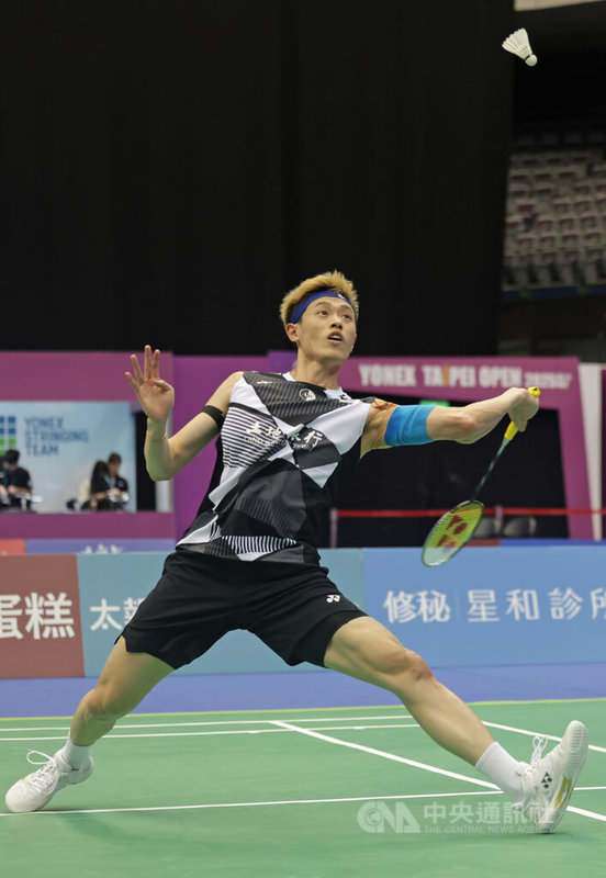 BWF超級300系列的台北羽球公開賽8日繼續在台北小巨蛋展開,台灣「左手重砲」林俊易(圖)左肩帶傷上陣,最終遭直落2不敵馬來西亞好手賀首維吞敗,止步16強。中央社記者裴禛攝 114年5月8日