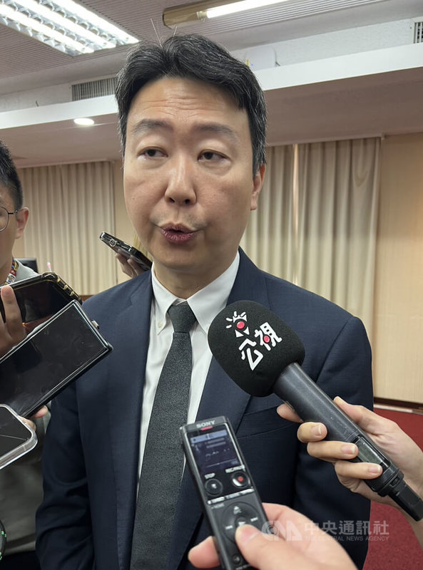 因應產業缺工問題,勞動部先前預告將修法讓畢業僑外生能擔任客運駕駛,但近日決定暫緩。交通部長陳世凱(圖)8日在立法院受訪表示,勞動部需整體考量,但因客運業者反映駕駛員不夠,交通部希望這件事能往前推進。中央社記者黃巧雯攝 114年5月8日