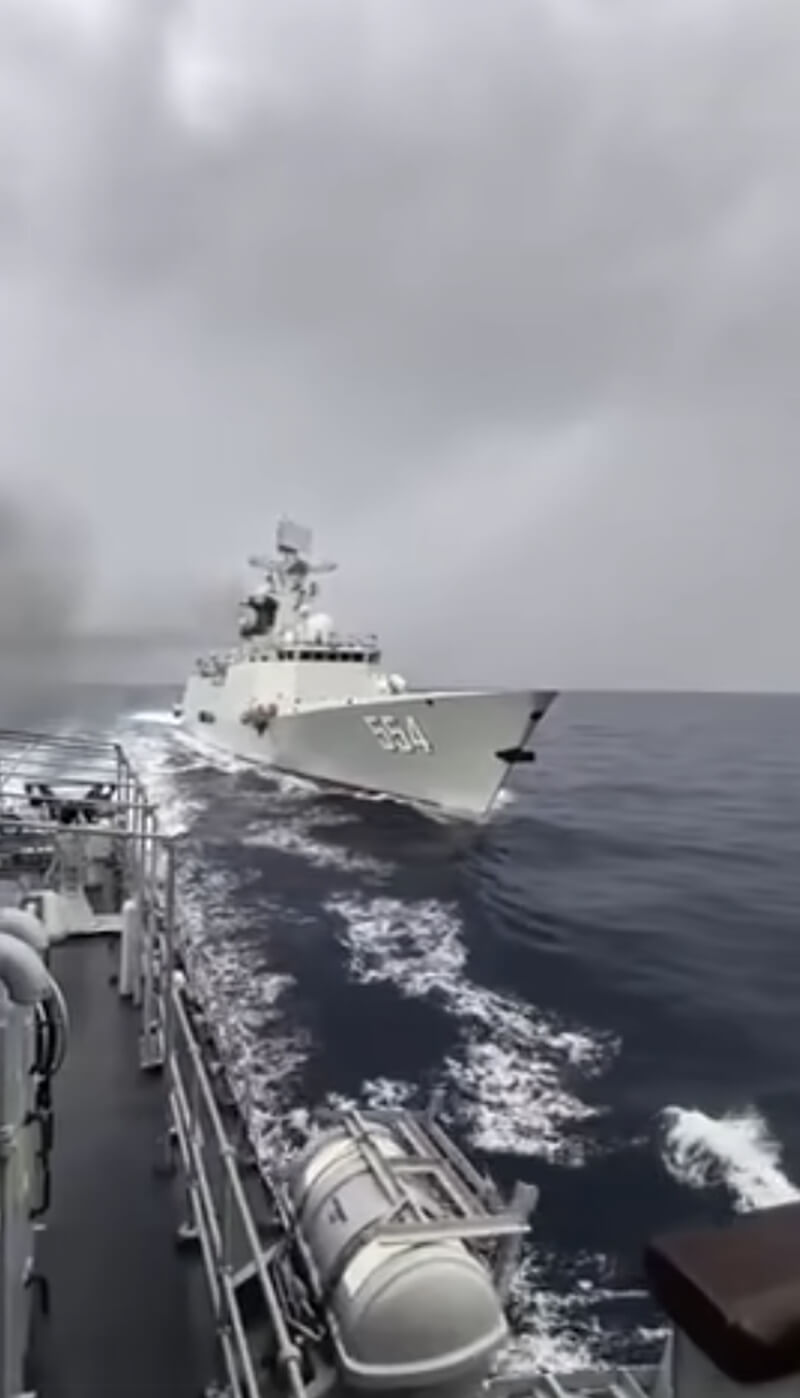 菲律賓軍方公布影片,舷號554的中國軍艦5日緊隨菲律賓哈辛托號航行。(圖取自x.com/TeamAFP)