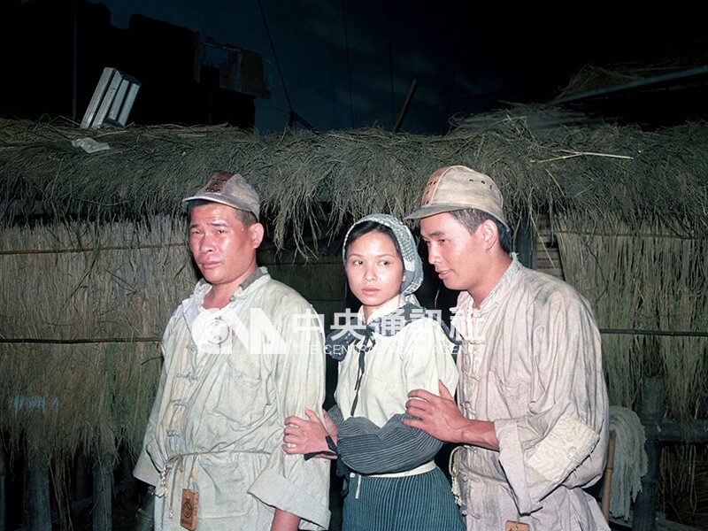 圖為中影公司「無言的山丘」正式開拍,由演員彭恰恰(左)、楊貴媚(中)、黃品源(右)主演。中央社記者楊一峰攝 81年5月9日