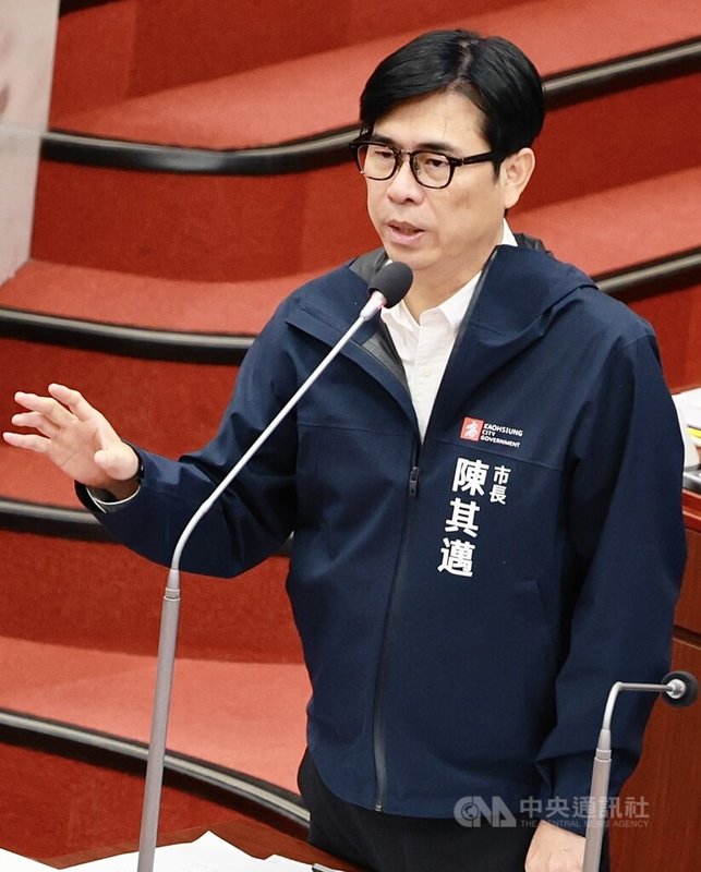 高雄市議會8日進行市政總質詢,有議員替高市學生請命,盼市府加速建置大型觸控顯示器(大屏)進度;市長陳其邁(圖)回應,將投入新台幣5億經費,力拚115年完成全市三級學校智慧教室建置。中央社記者董俊志攝 114年5月8日
