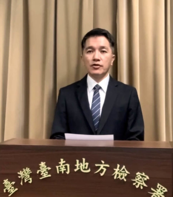 台南地檢署8日偵結民進黨立委林俊憲、王定宇罷免案提議人名冊疑涉不法,起訴國民黨台南市黨部副主委莊占魁等11人。圖為南檢發言人蔡宗聖說明起訴緣由。(台南地檢署提供)中央社記者張榮祥台南傳真 114年5月8日