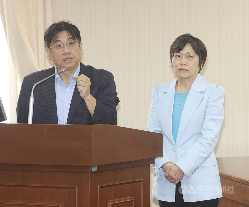 都市危險及老舊建築物加速重建條例(危老條例)時程獎勵12日將歸零,內政部長劉世芳(右)與國土管理署長吳欣修(左)8日列席立院備詢,吳欣修表示,未來時程獎勵會落日、取消,繼續延續規模獎勵;修法時也會檢討是否可以簡化程序,盼加快危老案件速度。中央社記者郭日曉攝 114年5月8日