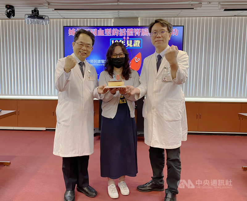 因病導致腎衰竭的謝小姐(中)在台中榮總透過免疫抑制療法接受不同血型的弟弟捐贈活體腎臟,術後至今已逾10年腎臟功能皆正常,8日她現身台中榮總,和副院長吳杰亮(左)、腎臟科主任游棟閔(右)同慶。中央社記者趙麗妍攝 114年5月8日
