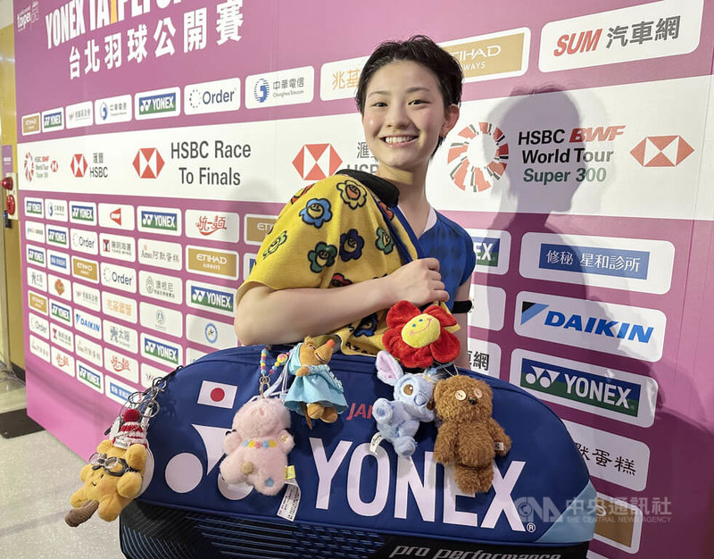 世界排名第8的日本羽球好手宮崎友花(圖)8日在BWF台北羽球公開賽女單16強直落2拿勝,晉級8強,年僅18歲的她,球袋上滿是親朋好友送的娃娃吊飾。中央社記者黎建忠攝 114年5月8日