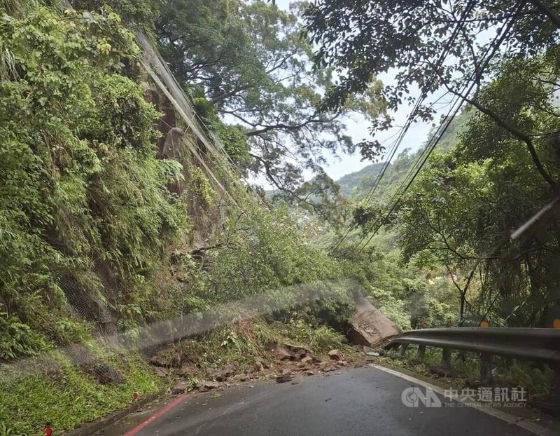 新北市三峽區北111縣道2.5至3公里處8日清晨發生土石崩落，土石堆滿車道，還砸毀一旁的護欄，導致雙向無法通行，警方呼籲民眾改道。（翻攝照片）中央社記者趙敏雅傳真  114年5月8日