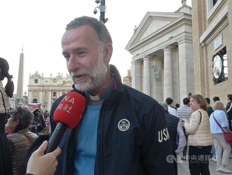 拿波里神父Don Francesco接受中央社訪問表示,他沒有想過會是美國籍的教宗當選,非常吃驚,但他相信新教宗會延續方濟各路線,他對天主教會未來充滿希望。中央社記者黃雅詩梵蒂岡攝 114年5月9日