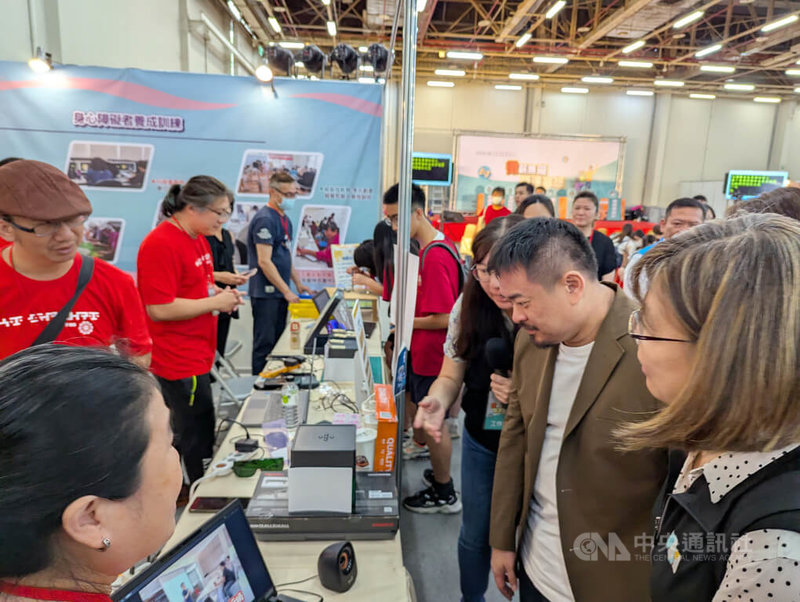 勞動部勞動力發展署中彰投分署9日在台中世界貿易中心辦身心障礙者就業博覽會,勞動部長洪申翰(前右2)到場了解攤位徵才情形。中央社記者蘇木春攝 114年5月9日