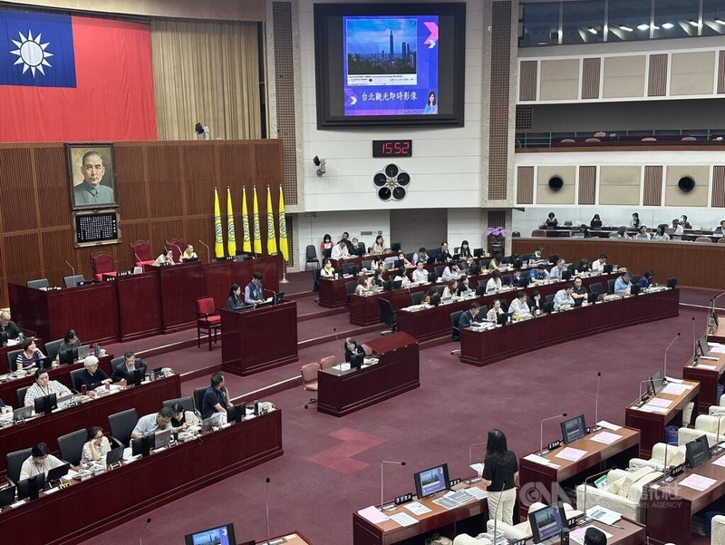 台北市議會大會教育部門9日開會,有議員質疑市府在觀光景點設置24小時線上播放即時影像服務卻成效不佳,有些鏡頭最後定位點還直接拍大水溝、高架橋等。觀傳局答詢表示,會再檢討拍攝角度。圖為開會情形。中央社記者劉建邦攝 114年5月9日