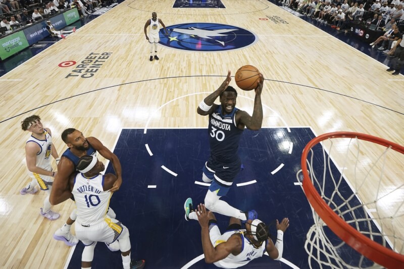 美國職籃NBA明尼蘇達灰狼9日以117比93擊敗勇士,當家球星藍德爾(30號者)攻下24分、7籃板、11助攻。(美聯社)