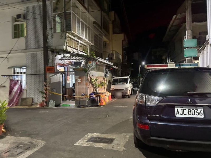 高雄市楠梓區1處民宅9日凌晨發生命案,程姓男子自稱與妻子酒後口角,憤而持刀砍傷妻子,程妻經送醫仍宣告不治。(高市楠梓警分局提供)中央社記者洪學廣傳真 114年5月9日