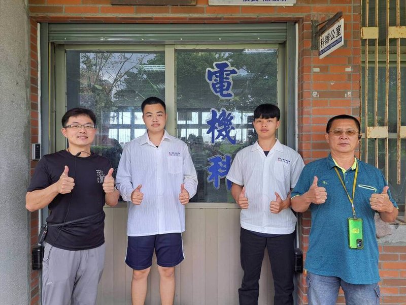 台灣中油股份有限公司為擴大探採事業部鑽井人力進用管道及在地化培育專業人才,針對指定類科辦理中油獎學金甄選,台東專科學校附設高職部電機科學生洪啟恩(右2)和陽廷偉(左2)獲正取。(台東專科學校提供)中央社記者盧太城台東傳真 114年5月9日