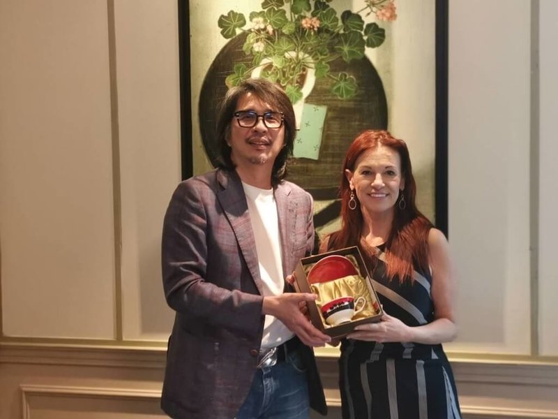 教育部9日發布新聞稿,美國北達科他州教育廳長克絲汀(Kirsten Baesler)(右)率團問台,與教育部次長葉丙成(左)簽署合作備忘錄。(教育部提供)中央社記者陳至中傳真 114年5月9日