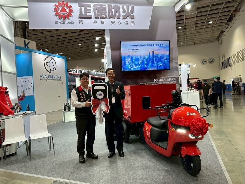 花蓮縣消防局近日獲企業捐贈可撲滅純電車火災的消防機車,將配置在蘇花改區域的和平分隊,提高救災量能,消防局長吳兆遠(左)代表接受捐贈。(花蓮縣消防局提供)中央社記者張祈傳真 114年5月9日