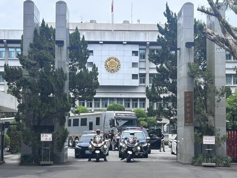 法務部調查局9日舉辦114年度全國獲案毒品證物公開銷燬儀式,重達2008公斤612.57公克的各類毒品從調查局裝箱運往木柵焚化廠,轄區警方沿途隨行警戒維安。(調查局提供)中央社記者謝幸恩傳真 114年5月9日