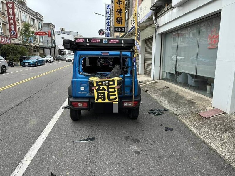 苗栗罷團志工宣傳車5日遭邱姓男子砸窗,苗栗地檢署調查相關事證後迅速偵結,9日以涉犯選罷法「以強暴方法妨害他人為罷免案之連署」及刑法毀損等罪起訴邱男。(民眾提供)中央社記者管瑞平傳真 114年5月9日