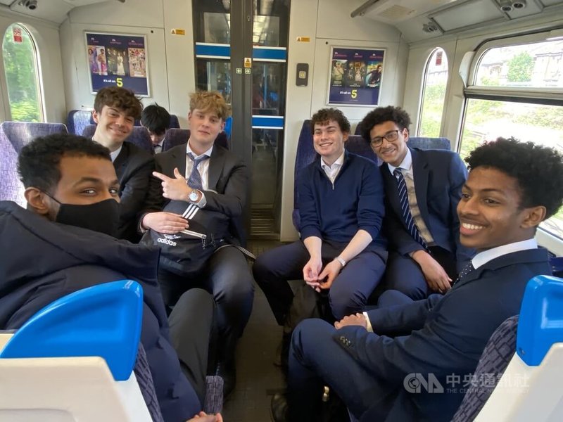 一群高中生急著用手機上網找列車班次資訊。Jacobo(左上)說,他以為他會錯過火車,急著急著就哭出來了。Nath(右)說,他對倫敦火車資訊錯誤感到失望,希望儘快看到正確的訊息。中央社記者黃佩珊倫敦攝 114年5月9日