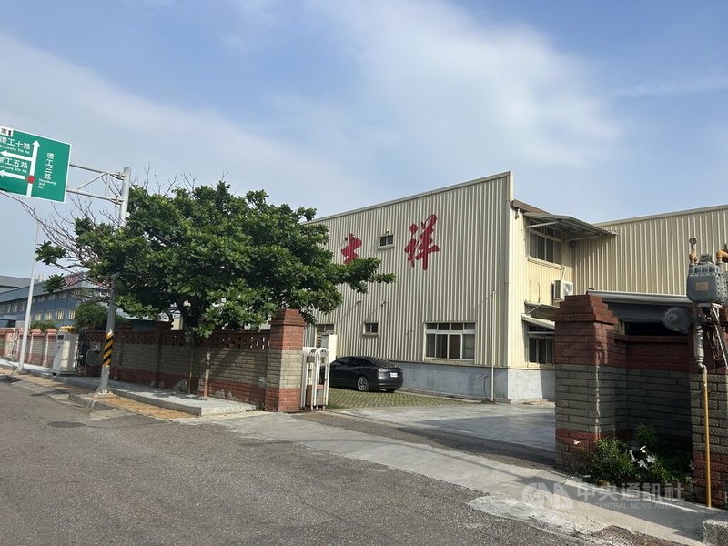 位在彰濱工業區鹿港區的吉祥電鍍有限公司和工業技術研究院合作，利用LCD廢玻璃轉製為具獨特結構的奈米孔洞材料NaPoGlass，以過濾重金屬廢水，成為循環經濟最佳示範。中央社記者吳哲豪彰化攝 114年5月9日