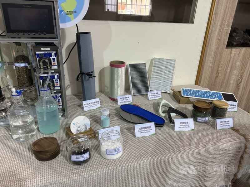 工業技術研究院研發新材料NaPoGlass,可幫電鍍業者解決廢水問題,還可再利用成很好的抗菌、除臭用品,如鞋墊、拉環等,商機可期。中央社記者吳哲豪彰化攝 114年5月9日