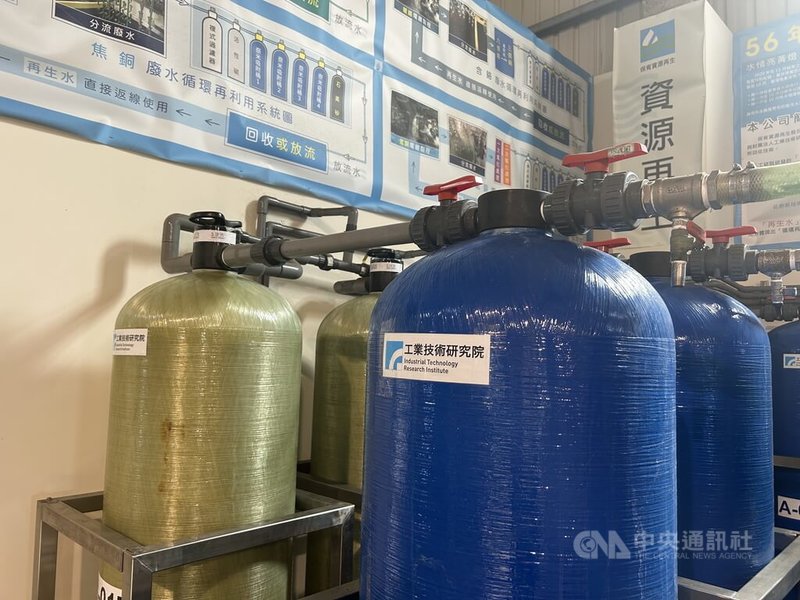 工研院首創新材料NaPoGlass,協助電鍍業者過濾重金屬廢水,外形像家用濾水器管柱,總重約400公斤,可處理3000公噸金屬廢水,吸附約80公斤金屬離子。中央社記者吳哲豪彰化攝 114年5月9日