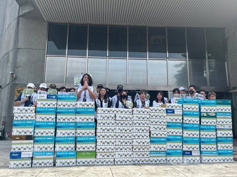 罷免中國國民黨籍立法委員羅明才團隊9日上午將第2階段連署書送交新北市選舉委員會,罷團領銜人吳柏瑋(持麥克風者)說,經志工日夜奔走,提交約3.4萬份。中央社記者趙敏雅攝 114年5月9日