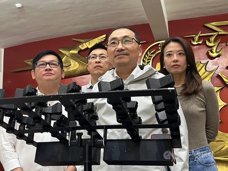 國民黨主席朱立倫以希特勒比喻總統賴清德,引發德國在台協會及多國駐台機構關切。新北市長侯友宜(右2)9日接受媒體聯訪時說,台灣是一個民主、多元社會,每個人發言應互相尊重,政治言論要接受大眾檢驗,現階段應回歸到經濟、民生議題。中央社記者趙敏雅攝 114年5月9日