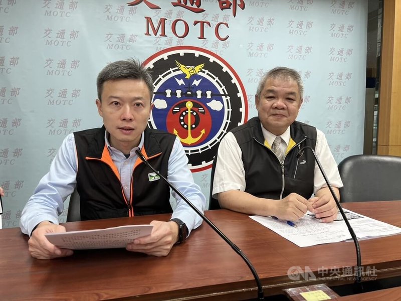 母親節即將到來，交通部高速公路局交通管理組科長蔡明哲（左）9日表示，這週末10、11日預估全日國道交通量約110百萬車公里，母親節當天估計有8處路段易壅塞。中央社記者黃巧雯攝  114年5月9日